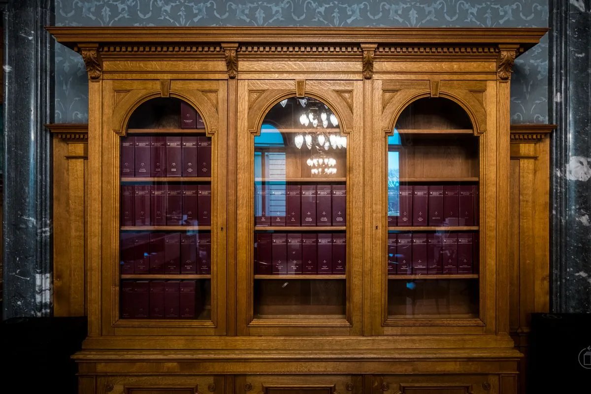 Escritório de advocacia com estantes e mesas de trabalho
